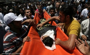 Relatives cry as they hold the body of 4-year-old Sara Sheik el Eed during her funeral outside Rafah, southern Gaza Strip, 15 July 2014. The girl was killed along with her father and uncle during an overnight drone strike of Israeli Forces in a village outside Rafah.